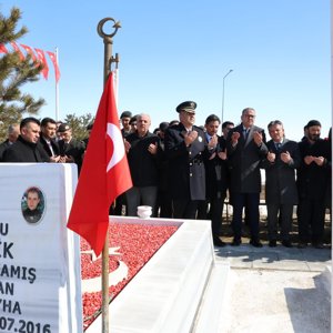 18 Mart Şehitleri Anma Günü Kapsamında Şehitliklerde Düzenlenen Anma Programı - fotoğraf 2