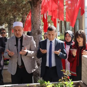 Aile Ve Sosyal Hizmetler Bakanlığımız Koordinasyonunda 81 İlimizde Olduğu Gibi Karabükümüzdede Şehitlerimiz Dualarla Anıldı - fotoğraf 1