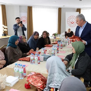 Valimiz Sayın İbrahim Akın, Dr. İsmail Işık Huzurevi Yaşlı Bakım ve Rehabilitasyon Merkezi Müdürlüğümüz Ziyaret Etti - fotoğraf 8