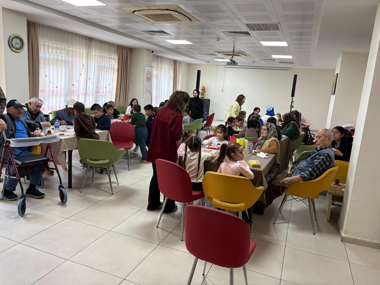 Minik Öğrencilerden Huzurevi Sakinlerine Anlamlı Ziyaret