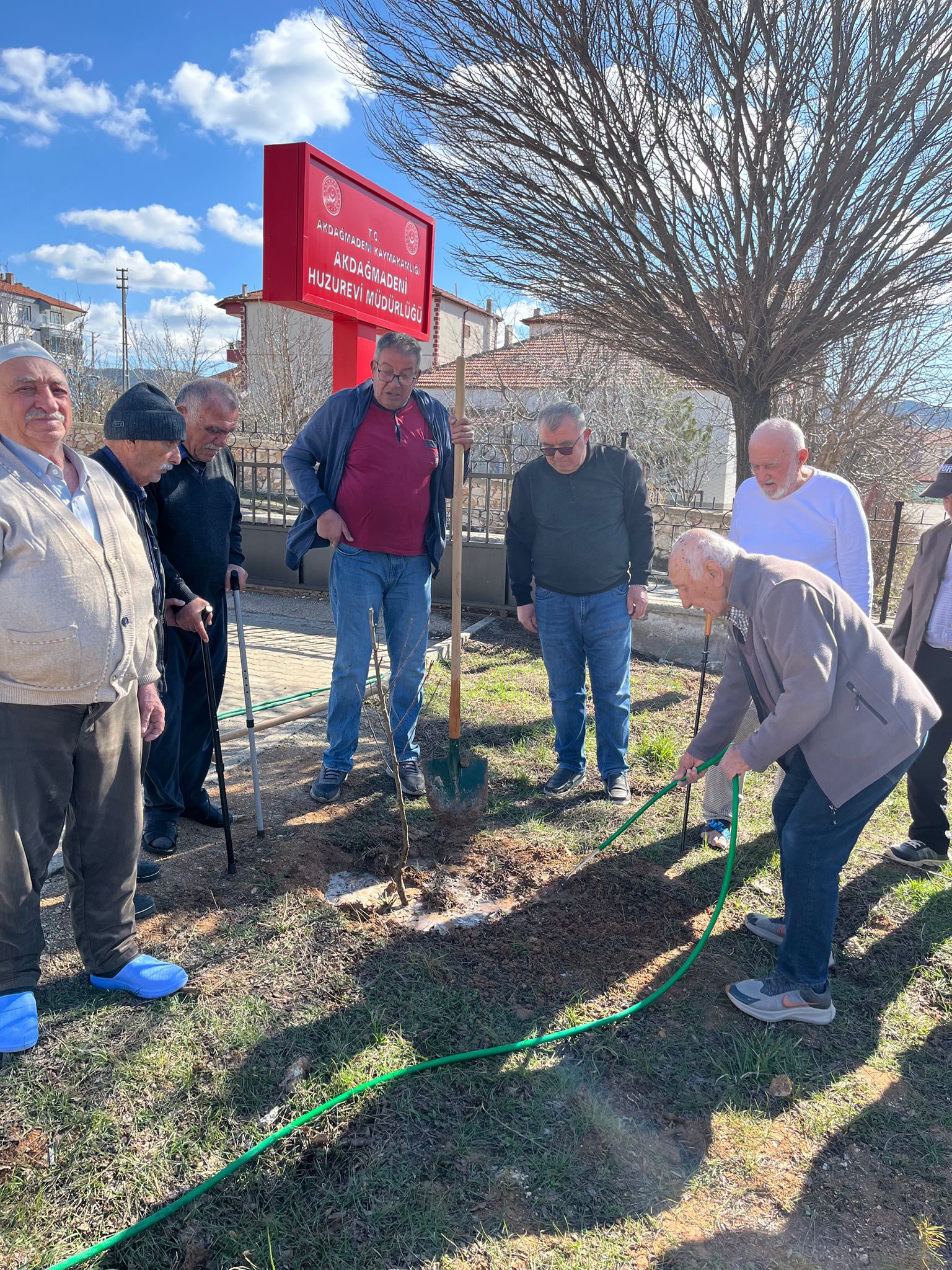 Ellerde toprak, kalplerde huzur...