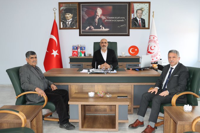 “Türk Sağlık-Sen Bingöl Şube Başkanı Sadık ANŞİN, İl Müdürümüz Sayın Abdulbari AKSOY’u makamında ziyaret etti. Nazik ziyaretlerinden dolayı kendilerine teşekkür ederiz.”          