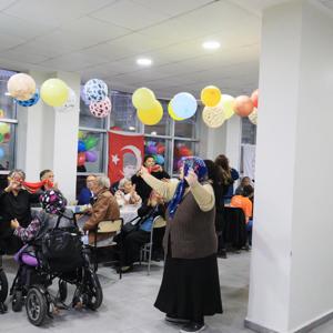 Ramazanın Bereketi Paylaşıldı: Gönüllü Palyaçolardan Anlamlı İftar Programı - fotoğraf 3
