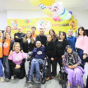 Ramazanın Bereketi Paylaşıldı: Gönüllü Palyaçolardan Anlamlı İftar Programı - fotoğraf 1