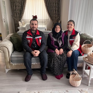 Aziz şehitlerimizin kıymetli emanetleri olan şehit yakınları ile kahraman gazilerimiz ve aileleri hanelerinde ziyaret edildi - fotoğraf 4