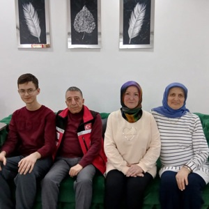 Aziz şehitlerimizin kıymetli emanetleri olan şehit yakınları ile kahraman gazilerimiz ve aileleri hanelerinde ziyaret edildi - fotoğraf 8