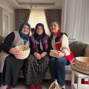 Aziz şehitlerimizin kıymetli emanetleri olan şehit yakınları ile kahraman gazilerimiz ve aileleri hanelerinde ziyaret edildi - fotoğraf 5