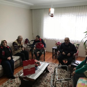 Aziz şehitlerimizin kıymetli emanetleri olan şehit yakınları ile kahraman gazilerimiz ve aileleri hanelerinde ziyaret edildi - fotoğraf 9