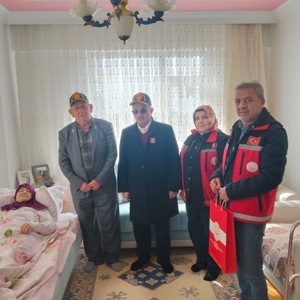 Aziz şehitlerimizin kıymetli emanetleri olan şehit yakınları ile kahraman gazilerimiz ve aileleri hanelerinde ziyaret edildi - fotoğraf 10