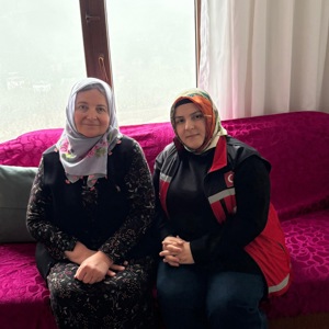 Aziz şehitlerimizin kıymetli emanetleri olan şehit yakınları ile kahraman gazilerimiz ve aileleri hanelerinde ziyaret edildi - fotoğraf 12