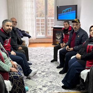 Aziz şehitlerimizin kıymetli emanetleri olan şehit yakınları ile kahraman gazilerimiz ve aileleri hanelerinde ziyaret edildi - fotoğraf 13