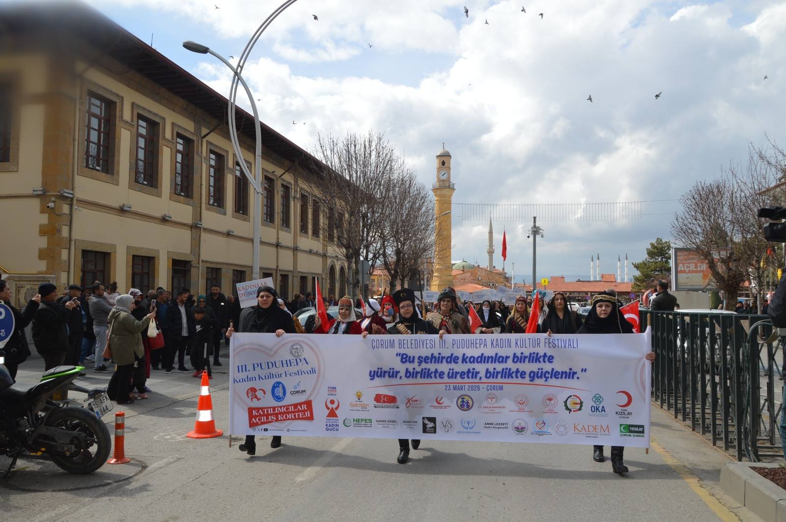 Çorum Belediyesi tarafından düzenlenen 3. Puduhepa Kadın Kültür Festivali, kortej yürüyüşü ve açılış programıyla büyük bir coşku ve yoğun katılımla başladı.
