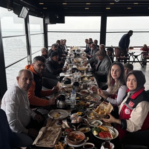 18–24 Mart Yaşlılara Saygı Haftası kapsamında, Ünye Atatürk Parkı Sosyal Tesisleri’nde düzenlenen programla büyüklerimizle bir araya geldik. - fotoğraf 2