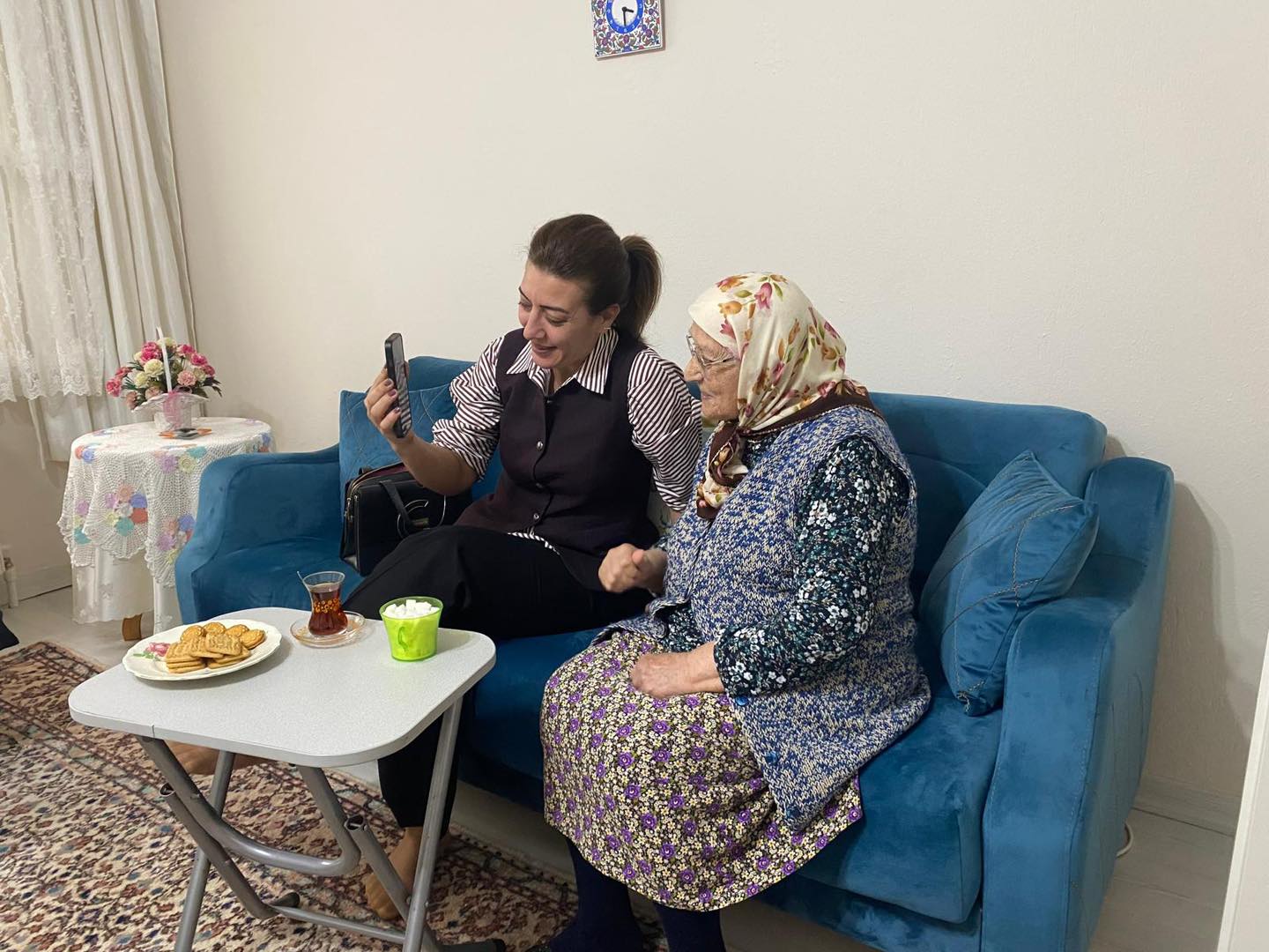 Yunusemre’de Anlamlı Ziyaret: 88 Yaşındaki Aysel Teyze Unutulmadı