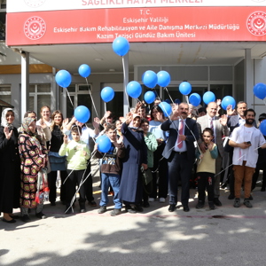 Eskişehir’de Otizm Farkındalığı İçin Mavi Balonlar Gökyüzüyle Buluştu - fotoğraf 1