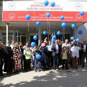 Eskişehir’de Otizm Farkındalığı İçin Mavi Balonlar Gökyüzüyle Buluştu - fotoğraf 2