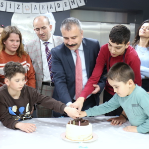 Eskişehir’de Otizm Farkındalığı İçin Mavi Balonlar Gökyüzüyle Buluştu - fotoğraf 4