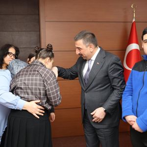 2 Nisan Dünya Otizm Farkındalık Günü kapsamında Sayın Valimiz Osman HACIBEKTAŞOĞLU ziyaret edilmiştir. - fotoğraf 3