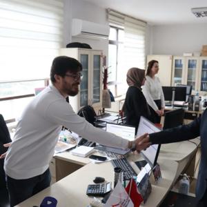 Müdürümüz Abdurrahman Bilgiç İdarecilerimizle Birlikte İl Müdürlüğümüz Sosyal Hizmet Merkezi Ve Şiddet Önleme Ve İzleme Merkezimizde Görev Yapan Kıymetli Çalışma Arkadaşlarımızı Ziyaret Ederek Bayramlarını Tebrik Etti - fotoğraf 2