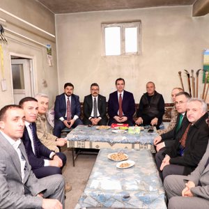 Valimiz Sayın Ahmet Karakaya, “Cumhurbaşkanlığımızca Yaşayan İnsan Hazinesi” ödülüne layık görülen baston ustası Cumali Birol’u atölyesinde ziyaret etti - fotoğraf 3
