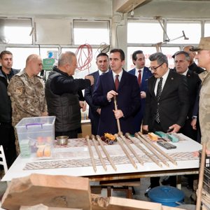 Valimiz Sayın Ahmet Karakaya, “Cumhurbaşkanlığımızca Yaşayan İnsan Hazinesi” ödülüne layık görülen baston ustası Cumali Birol’u atölyesinde ziyaret etti - fotoğraf 2