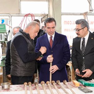 Valimiz Sayın Ahmet Karakaya, “Cumhurbaşkanlığımızca Yaşayan İnsan Hazinesi” ödülüne layık görülen baston ustası Cumali Birol’u atölyesinde ziyaret etti - fotoğraf 1