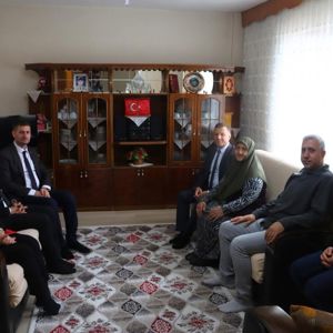 İl Müdürümüz Abdurrahman Bilgiç Şube Müdürlerimiz Hakan Doğan Ve Faruk Akar İle Şehit-Gazi Birimi Görevli Personelimizle Birlikte 1994 Yılında Mardinde Şehit Olan Piyade Er Adem Yavrunun Kıymetli Annesi Gülfer Yavru Ve Kardeşi Davut Yavruyu Hanelerinde Ziyaret Etti - fotoğraf 1