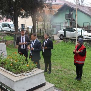 İl Müdürümüz Abdurrahman Bilgiç Şube Müdürlerimiz Hakan Doğan Ve Faruk Akar İle Şehit-Gazi Birimi Görevli Personelimizle Birlikte 1994 Yılında Mardinde Şehit Olan Piyade Er Adem Yavrunun Kıymetli Annesi Gülfer Yavru Ve Kardeşi Davut Yavruyu Hanelerinde Ziyaret Etti - fotoğraf 2