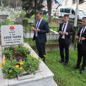 İl Müdürümüz Abdurrahman Bilgiç Şube Müdürlerimiz Hakan Doğan Ve Faruk Akar İle Şehit-Gazi Birimi Görevli Personelimizle Birlikte 1994 Yılında Mardinde Şehit Olan Piyade Er Adem Yavrunun Kıymetli Annesi Gülfer Yavru Ve Kardeşi Davut Yavruyu Hanelerinde Ziyaret Etti - fotoğraf 3