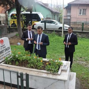 İl Müdürümüz Abdurrahman Bilgiç Şube Müdürlerimiz Hakan Doğan Ve Faruk Akar İle Şehit-Gazi Birimi Görevli Personelimizle Birlikte 1994 Yılında Mardinde Şehit Olan Piyade Er Adem Yavrunun Kıymetli Annesi Gülfer Yavru Ve Kardeşi Davut Yavruyu Hanelerinde Ziyaret Etti - fotoğraf 4