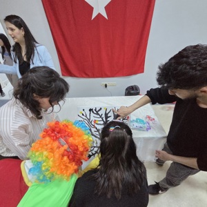Osmaniye Korkut Ata Üniversitesi İktisadi ve İdari Bilimler Fakültesi Dekanı Burhanettin Coşkun, Dekan Yardımcısı Demet Dönmez ve beraberlerindeki öğrenciler, Yüksel Özden Çocuk Evleri Sitesi Müdürlüğümüzü ziyaret etmiştir - fotoğraf 3
