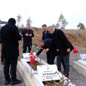İl Müdürümüz Emre Çalğan’dan Deprem Şehidimize Kabir Ziyareti - fotoğraf 1