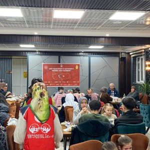 Afşin’de "Büyük Aile Sofrası" Şehit Yakınlarımız ve Gazilerimizle Kuruldu - fotoğraf 2