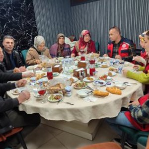 Afşin’de "Büyük Aile Sofrası" Şehit Yakınlarımız ve Gazilerimizle Kuruldu - fotoğraf 1