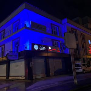 Otizm Farkındalık Günü’nde Kurumumuz Mavi Işıkla Aydınlatıldı. - fotoğraf 1