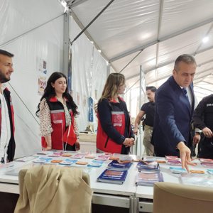 İDİL’DE KÜLTÜR VE BİLGİ BULUŞMASI: SOSYAL HİZMETLER STANDI YOĞUN İLGİ GÖRÜYOR - fotoğraf 2
