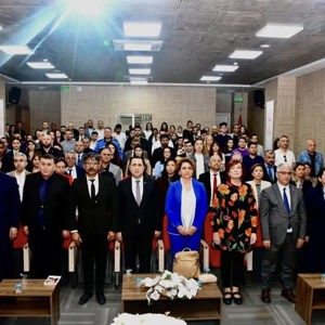 8 Nisan Dünya Romanlar Günü Kapsamında; Toplum Sağlığı, Eğitim ve Tarihsel Perspektif Başlıklarının Ele Alındığı Anlamlı Bir Panel  - fotoğraf 1