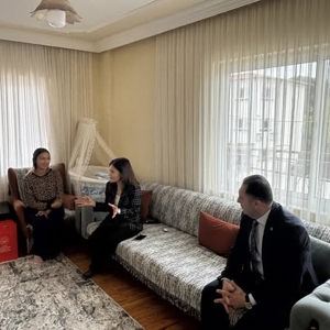 İl Müdürümüz İlkay Türkoğlu, Bakanlığımızın Evlenecek Gençlerin Desteklenmesi Projesi Kapsamında Destek Alarak Hayatlarını Birleştiren Ersin & Dilara Kızılkaya Çiftini Hanelerinde Ziyareti - fotoğraf 1