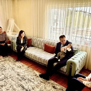 İl Müdürümüz İlkay Türkoğlu, Bakanlığımızın Evlenecek Gençlerin Desteklenmesi Projesi Kapsamında Destek Alarak Hayatlarını Birleştiren Ersin & Dilara Kızılkaya Çiftini Hanelerinde Ziyareti - fotoğraf 2