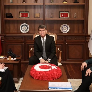 Valimiz Sayın Önder BAKAN, Aziz Şehitlerimizin kıymetli emanetlerini makamında misafir etti. - fotoğraf 2