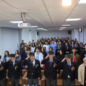 Vatan Ve Kahramanlık Buluşmaları Etkinliği Kapsamında Kıymetli Gazilerimiz Ve Aziz Şehitlerimizin Emanetleri Olan Şehit Yakınlarımız, Erzincan Sosyal Bilimler Lisesi Öğrencileriyle Bir Araya Geldi. - fotoğraf 2