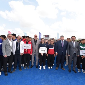 Osmaniye ilimizin ev sahipliğinde, Gençlik ve Spor İl Müdürlüğü tarafından düzenlenen Okul Sporları Hokey Gençler Grup Birinciliği müsabakalarının açılış programı; 12 farklı ilden gelen yaklaşık 450 genç sporcunun katılımıyla gerçekleştirilmiştir. - fotoğraf 1