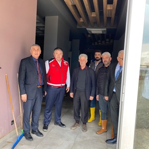 İl Müdürümüz Sayın Tolga Nacar, Çalışma ve İş Kurumu İl Müdürü Hacı Akkoyunlu ve Sosyal Güvenlik Kurumu İl Müdürü Soner Doğan ile birlikte Kadirli ilçesinde 7 Nisan akşamı meydana gelen sel felaketinden  etkilenen esnaflarımızı ziyaret ederek geçmiş olsun dileklerini iletmiştir. - fotoğraf 1