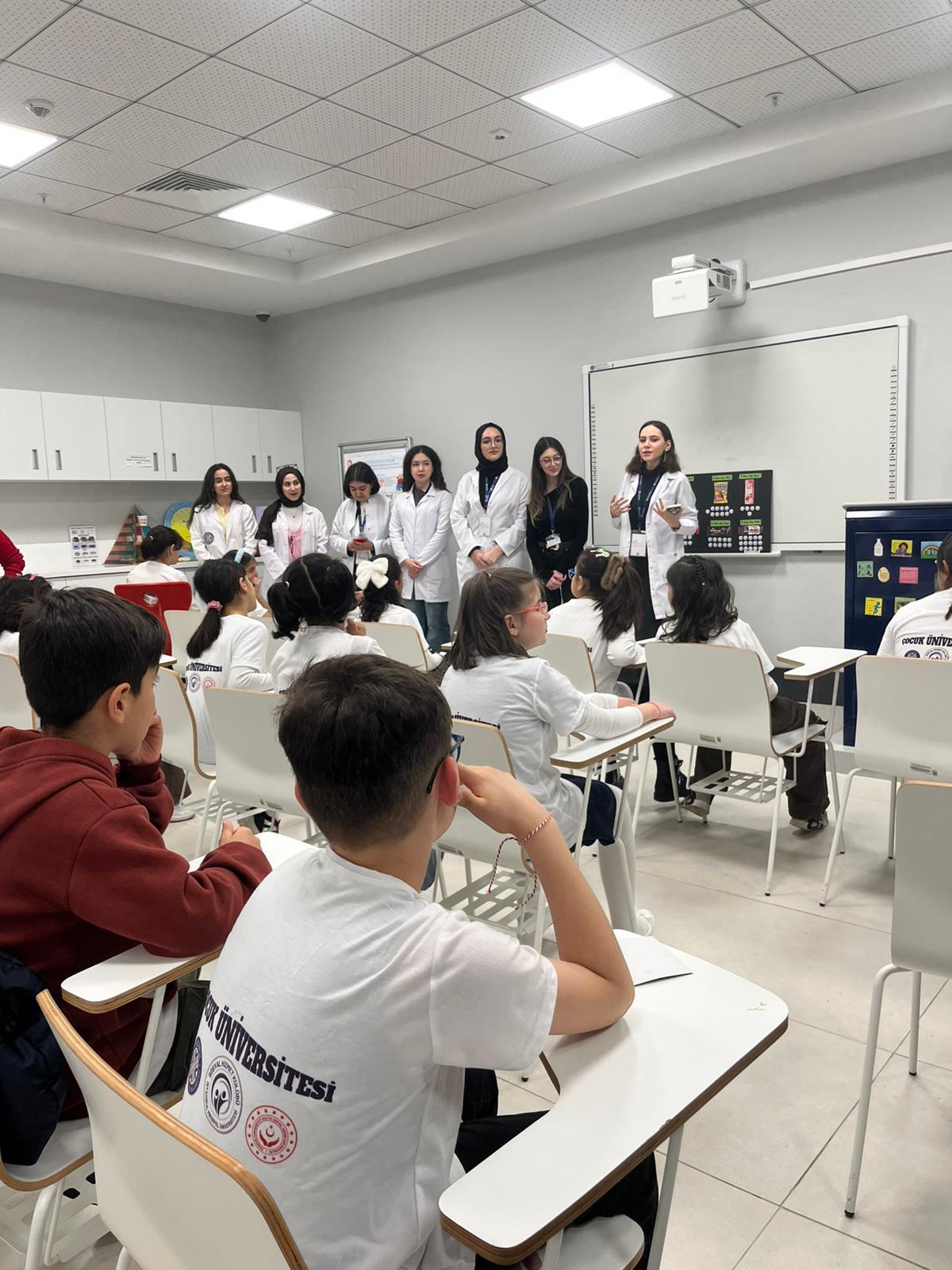 İstanbul Medipol Üniversitesi İş Birliğiyle “Çocuk Üniversitesi” Projemizi Gerçekleştirdik