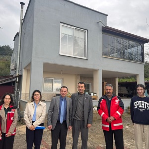 İl Müdürlüğümüz Şube Müdürü Şenay Atar Keskin, Düziçi Sosyal Hizmet Merkezi Müdürü Fatih Hürata ve Şehit Gazi Birimi personelleri ile birlikte gazimiz Uzman Çavuş Mustafa Coşkun’un hanesine ziyaret gerçekleştirmiş; gazimizin durumu hakkında bilgi alınarak, kendisine yönelik hizmet ve destekler hakkında bilgilendirme yapılmıştır. - fotoğraf 1