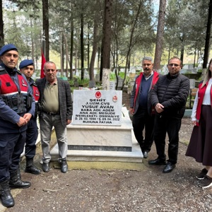 Düziçi Sosyal Hizmet Merkezi Şehit Yakınları ve Gaziler Birimi personelleri ile İlçe Jandarma Komutanlığı personelleri tarafından, şehidimiz Jandarma Uzman Çavuş Yusuf Avan’ın şehadet yıl dönümü münasebetiyle ailesine ziyaret gerçekleştirilmiştir.  - fotoğraf 2