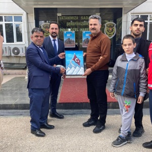 İl Müdürümüz Sayın Tolga Nacar ve İl Müdür Yardımcımız  Fatih Gün’ün katılımıyla, Osmaniye Bakım, Rehabilitasyon ve Aile Danışma Merkezi’nden hizmet alan kıymetli bireylerimiz Polis Haftası kapsamında İl Emniyet Müdürlüğü Özel Harekât Şube Müdürlüğü’nü ziyaret etti. - fotoğraf 2