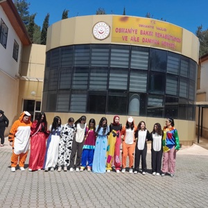 2 Nisan Otizm Spektrum Farkındalık Günü kapsamında, Mehmet Akif Ersoy Mesleki ve Teknik Anadolu Lisesi Çocuk Gelişimi Bölümü öğrencileri, Osmaniye Bakım Rehabilitasyon ve Aile Danışma Merkezi Müdürlüğümüzü ziyaret ettiler - fotoğraf 4