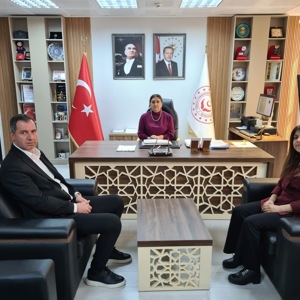 İl Müdürümüz Sayın Emine BÖÇKÜN, Doktor Öğretim Üyesi Deniz Aslı DOKUZCAN’ı Makamında Ağırladı - fotoğraf 1