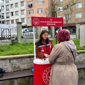 İlimiz Genelinde Sahaya Çıkan Ekiplerimiz Mobil Sosyal Hizmet Noktalarında Bilgilendirme ve Broşür Dağıtımı Faaliyetleri Gerçekleştirmiştir - fotoğraf 1